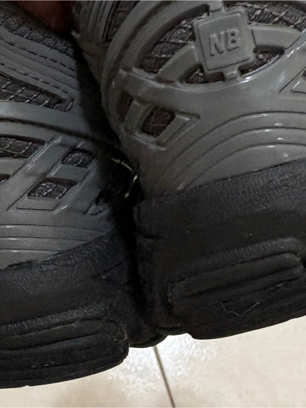 New Balance Gray and Black Trail-Style Sneakers Boys size 4 - Picture 11 of 15